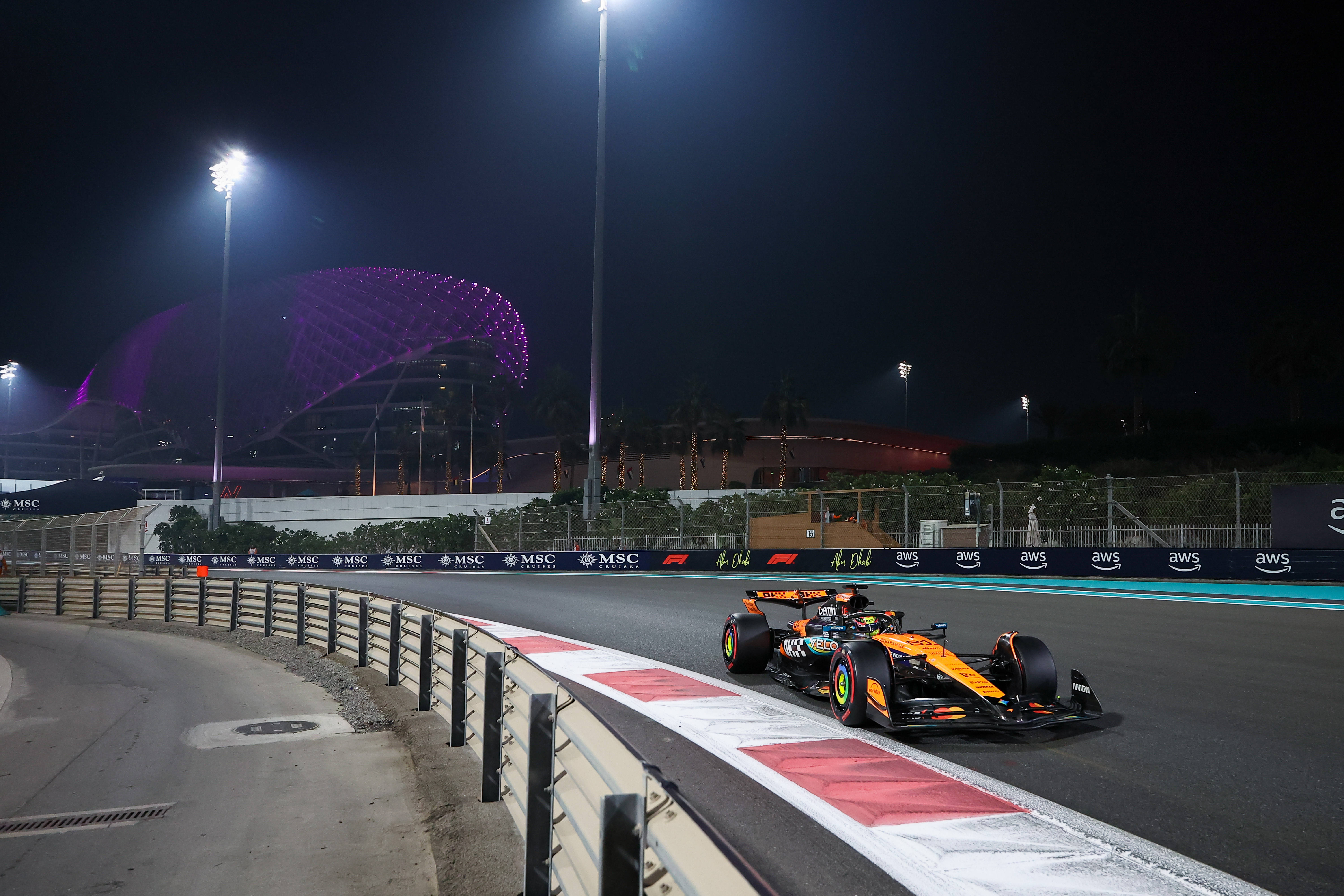 （体育）赛车——F1阿布扎比大奖赛排位赛：维斯塔潘夺得杆位